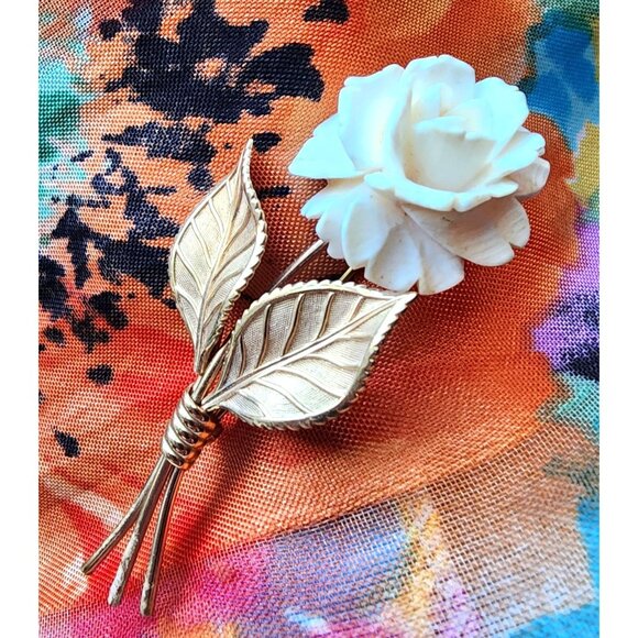 Exquisitely Detailed Vintage Creamy Celluloid Rose Brooch With Gold Tone Leaves - Picture 1 of 6